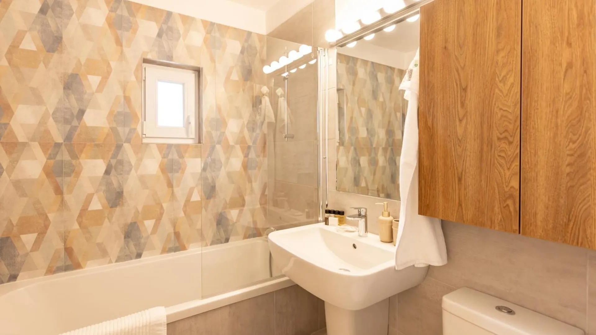 Central 3Br, 2 Bath - Ideal For Families Groups Bucharest