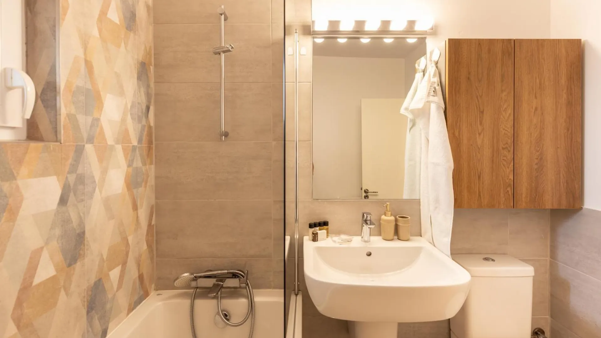 Central 3Br, 2 Bath - Ideal For Families Groups Bucharest Romania