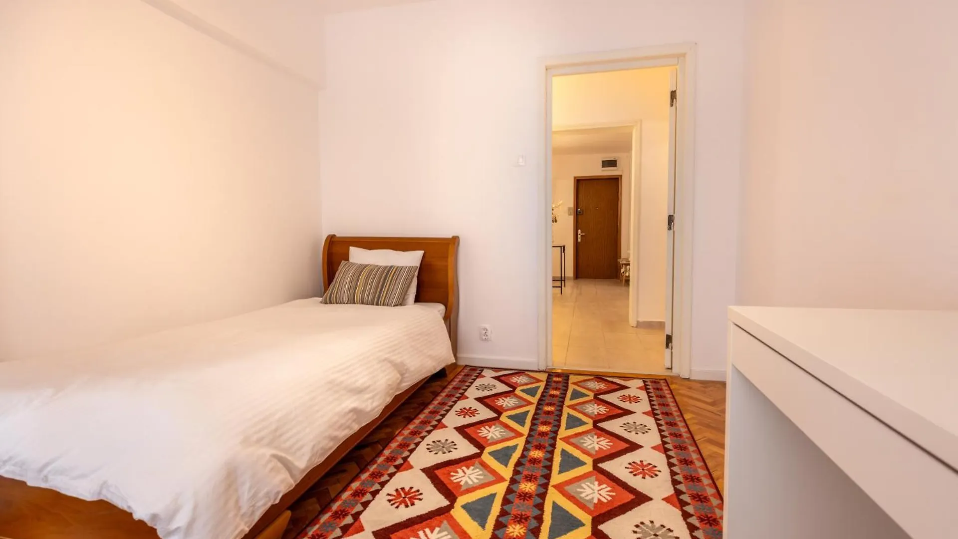 Central 3Br, 2 Bath - Ideal For Families Groups Bucharest Apartment