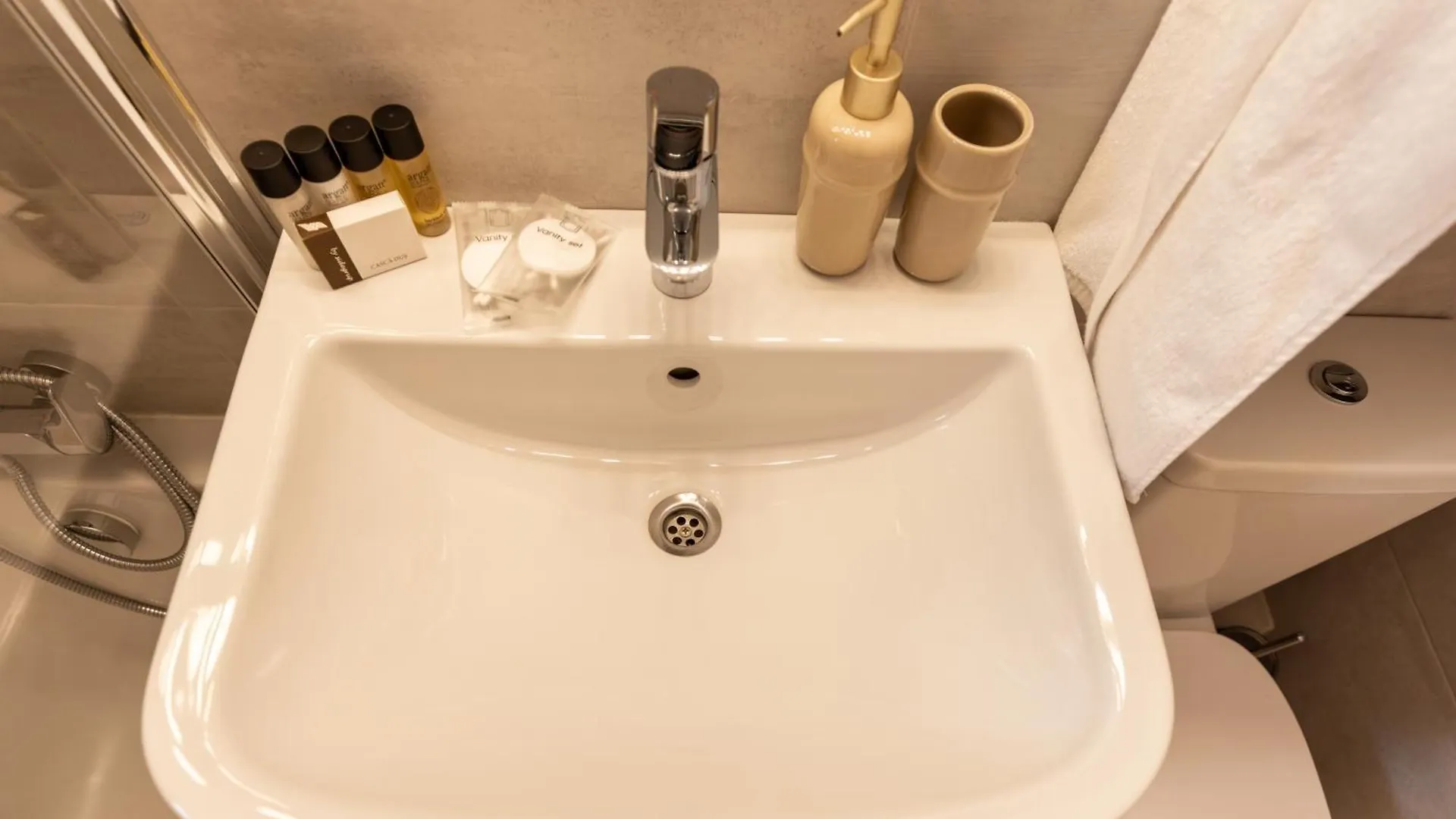 Central 3Br, 2 Bath - Ideal For Families Groups Bucharest 0*,  Romania