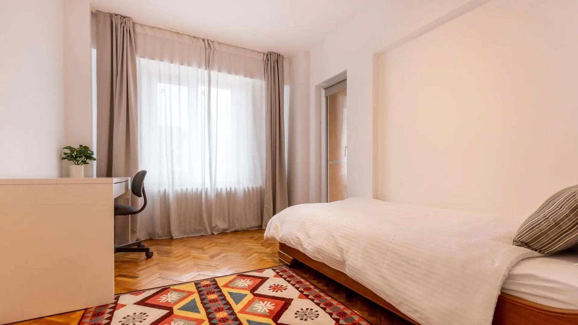 Central 3Br, 2 Bath - Ideal For Families Groups Bucharest Apartment