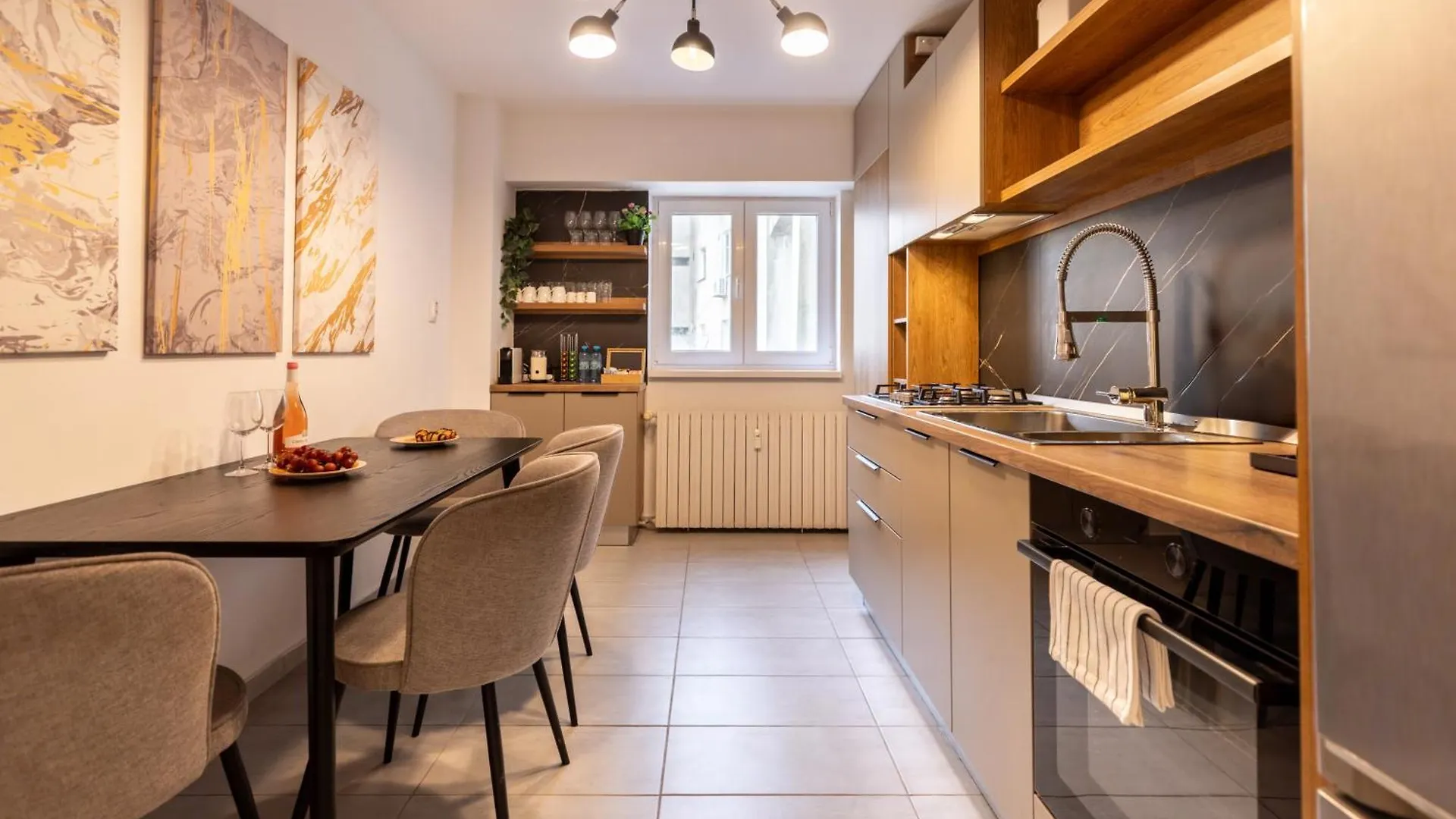 Central 3Br, 2 Bath - Ideal For Families Groups Bucharest
