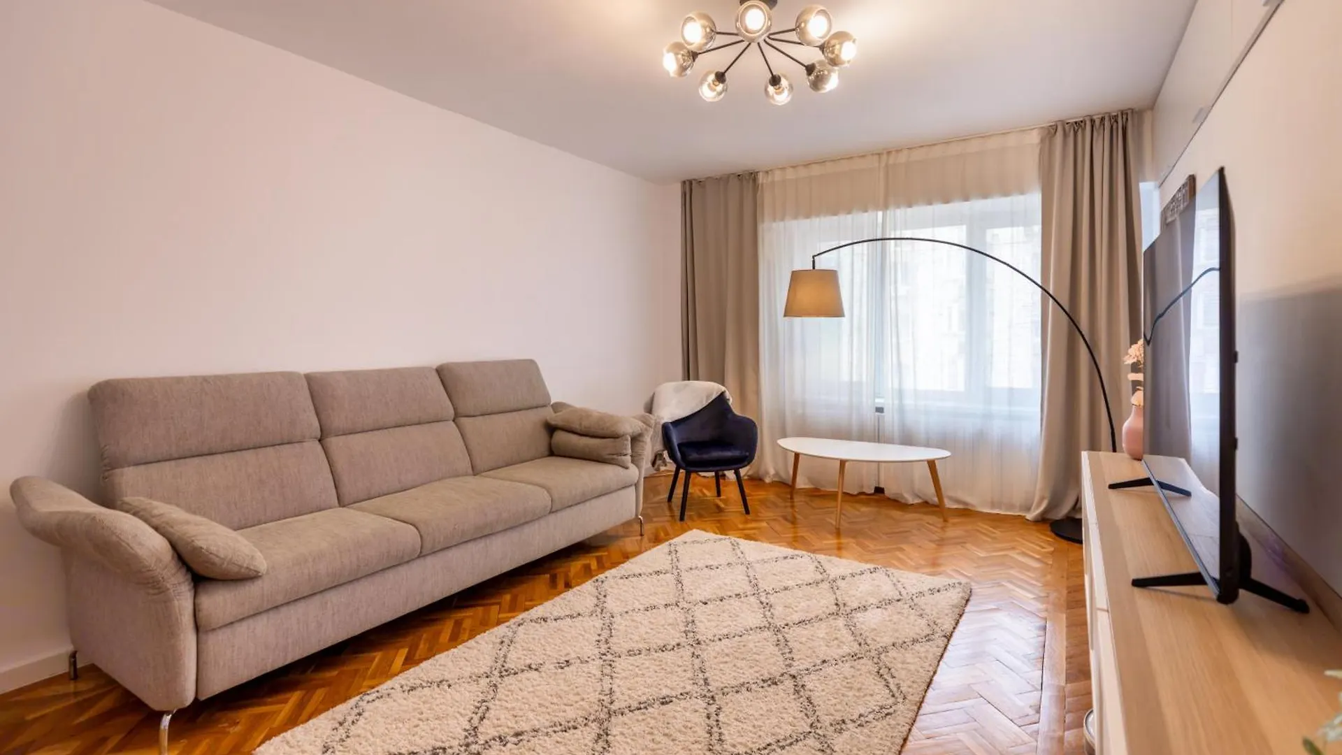 Central 3Br, 2 Bath - Ideal For Families Groups Bucharest